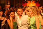 04-03-2009 SHOWBIZZ; JOS VAN RAAK GEEFT DE VOORJAARSMODE 2009 MODE EEN KLEURTJE. Meer dan 600 bezoekers zagen een fleurige en kleurige modeshow rechtstreeks uit de winkels van Jos van Raak uit Amsterdam. Bekenden kopjes sierden de roze catwalk namelijk Tooske Ragas- Georgina Verbaan - Lieke van Lexmond en Irene van der Laar waren deze avond de mannequins van Jos van Raak en brachten de mode op een sierlijke wijze aan de grote schare fans van Jos van Raak zijn mode.
foto: Albert den Iseger