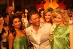 04-03-2009 SHOWBIZZ; JOS VAN RAAK GEEFT DE VOORJAARSMODE 2009 MODE EEN KLEURTJE. Meer dan 600 bezoekers zagen een fleurige en kleurige modeshow rechtstreeks uit de winkels van Jos van Raak uit Amsterdam. Bekenden kopjes sierden de roze catwalk namelijk Tooske Ragas- Georgina Verbaan - Lieke van Lexmond en Irene van der Laar waren deze avond de mannequins van Jos van Raak en brachten de mode op een sierlijke wijze aan de grote schare fans van Jos van Raak zijn mode.
foto: Albert den Iseger