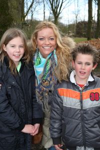 01-04-2009 SHOWBIZZ; 1000 PRIVE LEZERS HADDEN VEEL PLEZIER IN PRETPARK DE EFTELING. Afgelopen zondag organiseerde Princess een dagje uit in de Efteling. Meer dan 1000 Prive lezers waren ook uitgenodigd om een dagje te genieten van de meest spannende attracties van de Efteling. Gastheer Aad Ouborg had in totaal meer dan 19000 mensen uitgenodigd om te gaan genieten van alle plezier wat de Efteling te bieden heeft voor jong en oud. Het zonnetje scheen en het was prachtig weer om samen met talloze BNers op de foto te gaan. De wachttijden waren soms te lang bij de attracties maar je hoorde er niemand over klagen. De meeste mensen gingen naar huis met een foto van een van de BNers en dat alleen al maakte hun dag tot een onvergetelijke.
foto: Albert den Iseger.