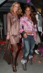 04-03-2009 SHOWBIZZ; JOS VAN RAAK GEEFT DE VOORJAARSMODE 2009 MODE EEN KLEURTJE. Meer dan 600 bezoekers zagen een fleurige en kleurige modeshow rechtstreeks uit de winkels van Jos van Raak uit Amsterdam. Bekenden kopjes sierden de roze catwalk namelijk Tooske Ragas- Georgina Verbaan - Lieke van Lexmond en Irene van der Laar waren deze avond de mannequins van Jos van Raak en brachten de mode op een sierlijke wijze aan de grote schare fans van Jos van Raak zijn mode.
foto: Albert den Iseger