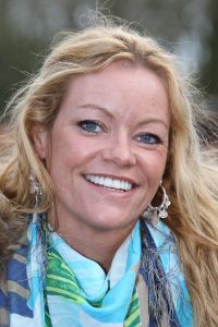 01-04-2009 SHOWBIZZ; 1000 PRIVE LEZERS HADDEN VEEL PLEZIER IN PRETPARK DE EFTELING. Afgelopen zondag organiseerde Princess een dagje uit in de Efteling. Meer dan 1000 Prive lezers waren ook uitgenodigd om een dagje te genieten van de meest spannende attracties van de Efteling. Gastheer Aad Ouborg had in totaal meer dan 19000 mensen uitgenodigd om te gaan genieten van alle plezier wat de Efteling te bieden heeft voor jong en oud. Het zonnetje scheen en het was prachtig weer om samen met talloze BNers op de foto te gaan. De wachttijden waren soms te lang bij de attracties maar je hoorde er niemand over klagen. De meeste mensen gingen naar huis met een foto van een van de BNers en dat alleen al maakte hun dag tot een onvergetelijke.
foto: Albert den Iseger.