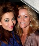04-03-2009 SHOWBIZZ; JOS VAN RAAK GEEFT DE VOORJAARSMODE 2009 MODE EEN KLEURTJE. Meer dan 600 bezoekers zagen een fleurige en kleurige modeshow rechtstreeks uit de winkels van Jos van Raak uit Amsterdam. Bekenden kopjes sierden de roze catwalk namelijk Tooske Ragas- Georgina Verbaan - Lieke van Lexmond en Irene van der Laar waren deze avond de mannequins van Jos van Raak en brachten de mode op een sierlijke wijze aan de grote schare fans van Jos van Raak zijn mode.
foto: Albert den Iseger
