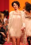 04-03-2009 SHOWBIZZ; JOS VAN RAAK GEEFT DE VOORJAARSMODE 2009 MODE EEN KLEURTJE. Meer dan 600 bezoekers zagen een fleurige en kleurige modeshow rechtstreeks uit de winkels van Jos van Raak uit Amsterdam. Bekenden kopjes sierden de roze catwalk namelijk Tooske Ragas- Georgina Verbaan - Lieke van Lexmond en Irene van der Laar waren deze avond de mannequins van Jos van Raak en brachten de mode op een sierlijke wijze aan de grote schare fans van Jos van Raak zijn mode.
foto: Albert den Iseger