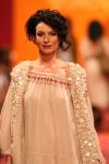 04-03-2009 SHOWBIZZ; JOS VAN RAAK GEEFT DE VOORJAARSMODE 2009 MODE EEN KLEURTJE. Meer dan 600 bezoekers zagen een fleurige en kleurige modeshow rechtstreeks uit de winkels van Jos van Raak uit Amsterdam. Bekenden kopjes sierden de roze catwalk namelijk Tooske Ragas- Georgina Verbaan - Lieke van Lexmond en Irene van der Laar waren deze avond de mannequins van Jos van Raak en brachten de mode op een sierlijke wijze aan de grote schare fans van Jos van Raak zijn mode.
foto: Albert den Iseger