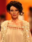 04-03-2009 SHOWBIZZ; JOS VAN RAAK GEEFT DE VOORJAARSMODE 2009 MODE EEN KLEURTJE. Meer dan 600 bezoekers zagen een fleurige en kleurige modeshow rechtstreeks uit de winkels van Jos van Raak uit Amsterdam. Bekenden kopjes sierden de roze catwalk namelijk Tooske Ragas- Georgina Verbaan - Lieke van Lexmond en Irene van der Laar waren deze avond de mannequins van Jos van Raak en brachten de mode op een sierlijke wijze aan de grote schare fans van Jos van Raak zijn mode.
foto: Albert den Iseger