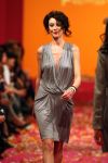 04-03-2009 SHOWBIZZ; JOS VAN RAAK GEEFT DE VOORJAARSMODE 2009 MODE EEN KLEURTJE. Meer dan 600 bezoekers zagen een fleurige en kleurige modeshow rechtstreeks uit de winkels van Jos van Raak uit Amsterdam. Bekenden kopjes sierden de roze catwalk namelijk Tooske Ragas- Georgina Verbaan - Lieke van Lexmond en Irene van der Laar waren deze avond de mannequins van Jos van Raak en brachten de mode op een sierlijke wijze aan de grote schare fans van Jos van Raak zijn mode.
foto: Albert den Iseger