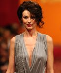 04-03-2009 SHOWBIZZ; JOS VAN RAAK GEEFT DE VOORJAARSMODE 2009 MODE EEN KLEURTJE. Meer dan 600 bezoekers zagen een fleurige en kleurige modeshow rechtstreeks uit de winkels van Jos van Raak uit Amsterdam. Bekenden kopjes sierden de roze catwalk namelijk Tooske Ragas- Georgina Verbaan - Lieke van Lexmond en Irene van der Laar waren deze avond de mannequins van Jos van Raak en brachten de mode op een sierlijke wijze aan de grote schare fans van Jos van Raak zijn mode.
foto: Albert den Iseger