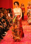 04-03-2009 SHOWBIZZ; JOS VAN RAAK GEEFT DE VOORJAARSMODE 2009 MODE EEN KLEURTJE. Meer dan 600 bezoekers zagen een fleurige en kleurige modeshow rechtstreeks uit de winkels van Jos van Raak uit Amsterdam. Bekenden kopjes sierden de roze catwalk namelijk Tooske Ragas- Georgina Verbaan - Lieke van Lexmond en Irene van der Laar waren deze avond de mannequins van Jos van Raak en brachten de mode op een sierlijke wijze aan de grote schare fans van Jos van Raak zijn mode.
foto: Albert den Iseger
