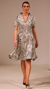 11-03-2009 SHOWBIZZ; FRANS MOLENAAR BRACHT SFEER TERUG IN HAUTE COUTURE COLLECTIE 2009. Het antwoord van Frans op de recessie is Vrolijke kleuren. Elegantie ten top afgelopen zondag in het Amstelhotel. Fleurig was het geheel en dat al voor de 87ste keer in het toch altijd weer zeer benauwde Amstel hotel. Prachtige broekpakken in  pasteltinten en de mooiste mantel pakjes. Sylvia Toth-Maya Meyer-Truus van Gaal en Marjolein van den Berg zatten dik drie kwartier te smullen van al dat moois. Kim Feenstra als de bruid mocht collega mannequin Anja gekleed in smoking  vol op de mond zoenen wat nogal een schok veroorzaakte bij het vooral vrouwelijk publiek, maar sexy was het wel.
foto: Albert den Iseger