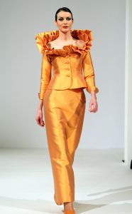 11-03-2009 SHOWBIZZ; FRANS MOLENAAR BRACHT SFEER TERUG IN HAUTE COUTURE COLLECTIE 2009. Het antwoord van Frans op de recessie is Vrolijke kleuren. Elegantie ten top afgelopen zondag in het Amstelhotel. Fleurig was het geheel en dat al voor de 87ste keer in het toch altijd weer zeer benauwde Amstel hotel. Prachtige broekpakken in  pasteltinten en de mooiste mantel pakjes. Sylvia Toth-Maya Meyer-Truus van Gaal en Marjolein van den Berg zatten dik drie kwartier te smullen van al dat moois. Kim Feenstra als de bruid mocht collega mannequin Anja gekleed in smoking  vol op de mond zoenen wat nogal een schok veroorzaakte bij het vooral vrouwelijk publiek, maar sexy was het wel.
foto: Albert den Iseger