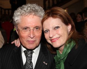 11-03-2009 SHOWBIZZ; FRANS MOLENAAR BRACHT SFEER TERUG IN HAUTE COUTURE COLLECTIE 2009. Het antwoord van Frans op de recessie is Vrolijke kleuren. Elegantie ten top afgelopen zondag in het Amstelhotel. Fleurig was het geheel en dat al voor de 87ste keer in het toch altijd weer zeer benauwde Amstel hotel. Prachtige broekpakken in  pasteltinten en de mooiste mantel pakjes. Sylvia Toth-Maya Meyer-Truus van Gaal en Marjolein van den Berg zatten dik drie kwartier te smullen van al dat moois. Kim Feenstra als de bruid mocht collega mannequin Anja gekleed in smoking  vol op de mond zoenen wat nogal een schok veroorzaakte bij het vooral vrouwelijk publiek, maar sexy was het wel.
foto: Albert den Iseger