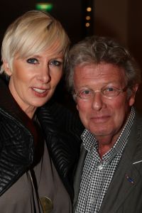 10-03-2009 SHOWBIZZ; MART VISSER LAAT IEDEREEN WEGDROMEN MET ZWOELE ZOMERMODE. Het Amsterdamse Hilton Hotel was weer top de Brood Top gevuld. Iedereen wuifde de zorgen even weg en waande zich in een tropische paradijs met wapperde zomermode. Tal van prominenten waren van de partij oa. Jan en Monique des Bouvrie- Cor en Hansje Boonstra- Hans en Irene Schreuder-Ingrid Staal-Judith Wiersma en natuurlijk Leatitia Griffith. 
foto: Albert den Iseger.