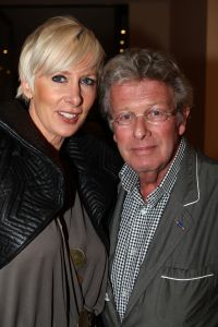 10-03-2009 SHOWBIZZ; MART VISSER LAAT IEDEREEN WEGDROMEN MET ZWOELE ZOMERMODE. Het Amsterdamse Hilton Hotel was weer top de Brood Top gevuld. Iedereen wuifde de zorgen even weg en waande zich in een tropische paradijs met wapperde zomermode. Tal van prominenten waren van de partij oa. Jan en Monique des Bouvrie- Cor en Hansje Boonstra- Hans en Irene Schreuder-Ingrid Staal-Judith Wiersma en natuurlijk Leatitia Griffith. 
foto: Albert den Iseger.