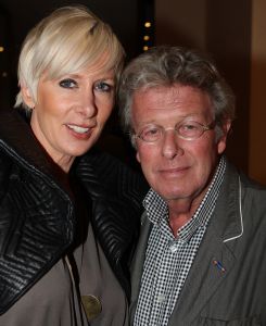 10-03-2009 SHOWBIZZ; MART VISSER LAAT IEDEREEN WEGDROMEN MET ZWOELE ZOMERMODE. Het Amsterdamse Hilton Hotel was weer top de Brood Top gevuld. Iedereen wuifde de zorgen even weg en waande zich in een tropische paradijs met wapperde zomermode. Tal van prominenten waren van de partij oa. Jan en Monique des Bouvrie- Cor en Hansje Boonstra- Hans en Irene Schreuder-Ingrid Staal-Judith Wiersma en natuurlijk Leatitia Griffith. 
foto: Albert den Iseger.