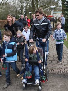 01-04-2009 SHOWBIZZ; 1000 PRIVE LEZERS HADDEN VEEL PLEZIER IN PRETPARK DE EFTELING. Afgelopen zondag organiseerde Princess een dagje uit in de Efteling. Meer dan 1000 Prive lezers waren ook uitgenodigd om een dagje te genieten van de meest spannende attracties van de Efteling. Gastheer Aad Ouborg had in totaal meer dan 19000 mensen uitgenodigd om te gaan genieten van alle plezier wat de Efteling te bieden heeft voor jong en oud. Het zonnetje scheen en het was prachtig weer om samen met talloze BNers op de foto te gaan. De wachttijden waren soms te lang bij de attracties maar je hoorde er niemand over klagen. De meeste mensen gingen naar huis met een foto van een van de BNers en dat alleen al maakte hun dag tot een onvergetelijke.
foto: Albert den Iseger.