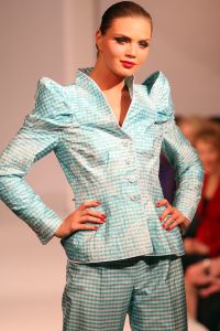 11-03-2009 SHOWBIZZ; FRANS MOLENAAR BRACHT SFEER TERUG IN HAUTE COUTURE COLLECTIE 2009. Het antwoord van Frans op de recessie is Vrolijke kleuren. Elegantie ten top afgelopen zondag in het Amstelhotel. Fleurig was het geheel en dat al voor de 87ste keer in het toch altijd weer zeer benauwde Amstel hotel. Prachtige broekpakken in  pasteltinten en de mooiste mantel pakjes. Sylvia Toth-Maya Meyer-Truus van Gaal en Marjolein van den Berg zatten dik drie kwartier te smullen van al dat moois. Kim Feenstra als de bruid mocht collega mannequin Anja gekleed in smoking  vol op de mond zoenen wat nogal een schok veroorzaakte bij het vooral vrouwelijk publiek, maar sexy was het wel.
foto: Albert den Iseger