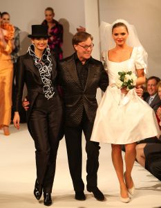 11-03-2009 SHOWBIZZ; FRANS MOLENAAR BRACHT SFEER TERUG IN HAUTE COUTURE COLLECTIE 2009. Het antwoord van Frans op de recessie is Vrolijke kleuren. Elegantie ten top afgelopen zondag in het Amstelhotel. Fleurig was het geheel en dat al voor de 87ste keer in het toch altijd weer zeer benauwde Amstel hotel. Prachtige broekpakken in  pasteltinten en de mooiste mantel pakjes. Sylvia Toth-Maya Meyer-Truus van Gaal en Marjolein van den Berg zatten dik drie kwartier te smullen van al dat moois. Kim Feenstra als de bruid mocht collega mannequin Anja gekleed in smoking  vol op de mond zoenen wat nogal een schok veroorzaakte bij het vooral vrouwelijk publiek, maar sexy was het wel.
foto: Albert den Iseger