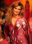 04-03-2009 SHOWBIZZ; JOS VAN RAAK GEEFT DE VOORJAARSMODE 2009 MODE EEN KLEURTJE. Meer dan 600 bezoekers zagen een fleurige en kleurige modeshow rechtstreeks uit de winkels van Jos van Raak uit Amsterdam. Bekenden kopjes sierden de roze catwalk namelijk Tooske Ragas- Georgina Verbaan - Lieke van Lexmond en Irene van der Laar waren deze avond de mannequins van Jos van Raak en brachten de mode op een sierlijke wijze aan de grote schare fans van Jos van Raak zijn mode.
foto: Albert den Iseger
