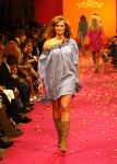 04-03-2009 SHOWBIZZ; JOS VAN RAAK GEEFT DE VOORJAARSMODE 2009 MODE EEN KLEURTJE. Meer dan 600 bezoekers zagen een fleurige en kleurige modeshow rechtstreeks uit de winkels van Jos van Raak uit Amsterdam. Bekenden kopjes sierden de roze catwalk namelijk Tooske Ragas- Georgina Verbaan - Lieke van Lexmond en Irene van der Laar waren deze avond de mannequins van Jos van Raak en brachten de mode op een sierlijke wijze aan de grote schare fans van Jos van Raak zijn mode.
foto: Albert den Iseger
