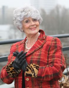 06-03-2009 SHOWBIZZ; MARJA EN LINY GAAN MET DE VOORJAARSSCHOONMAAK BEGINNEN.
Exclusief voor weekblad Prive gaan Marja en Liny wekelijks tips geven over de grote voorjaarsschoonmaak. Wekelijks tips over soppen-boenen en lappen met Marja en Liny.
foto: Albert den Iseger.