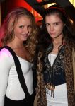 04-03-2009 SHOWBIZZ; JOS VAN RAAK GEEFT DE VOORJAARSMODE 2009 MODE EEN KLEURTJE. Meer dan 600 bezoekers zagen een fleurige en kleurige modeshow rechtstreeks uit de winkels van Jos van Raak uit Amsterdam. Bekenden kopjes sierden de roze catwalk namelijk Tooske Ragas- Georgina Verbaan - Lieke van Lexmond en Irene van der Laar waren deze avond de mannequins van Jos van Raak en brachten de mode op een sierlijke wijze aan de grote schare fans van Jos van Raak zijn mode.
foto: Albert den Iseger