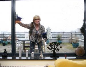 06-03-2009 SHOWBIZZ; MARJA EN LINY GAAN MET DE VOORJAARSSCHOONMAAK BEGINNEN.
Exclusief voor weekblad Prive gaan Marja en Liny wekelijks tips geven over de grote voorjaarsschoonmaak. Wekelijks tips over soppen-boenen en lappen met Marja en Liny.
foto: Albert den Iseger.