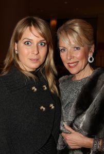 10-03-2009 SHOWBIZZ; MART VISSER LAAT IEDEREEN WEGDROMEN MET ZWOELE ZOMERMODE. Het Amsterdamse Hilton Hotel was weer top de Brood Top gevuld. Iedereen wuifde de zorgen even weg en waande zich in een tropische paradijs met wapperde zomermode. Tal van prominenten waren van de partij oa. Jan en Monique des Bouvrie- Cor en Hansje Boonstra- Hans en Irene Schreuder-Ingrid Staal-Judith Wiersma en natuurlijk Leatitia Griffith. 
foto: Albert den Iseger.