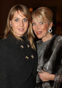 10-03-2009 SHOWBIZZ; MART VISSER LAAT IEDEREEN WEGDROMEN MET ZWOELE ZOMERMODE. Het Amsterdamse Hilton Hotel was weer top de Brood Top gevuld. Iedereen wuifde de zorgen even weg en waande zich in een tropische paradijs met wapperde zomermode. Tal van prominenten waren van de partij oa. Jan en Monique des Bouvrie- Cor en Hansje Boonstra- Hans en Irene Schreuder-Ingrid Staal-Judith Wiersma en natuurlijk Leatitia Griffith. 
foto: Albert den Iseger.