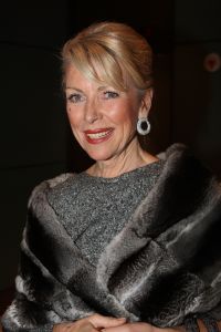 10-03-2009 SHOWBIZZ; MART VISSER LAAT IEDEREEN WEGDROMEN MET ZWOELE ZOMERMODE. Het Amsterdamse Hilton Hotel was weer top de Brood Top gevuld. Iedereen wuifde de zorgen even weg en waande zich in een tropische paradijs met wapperde zomermode. Tal van prominenten waren van de partij oa. Jan en Monique des Bouvrie- Cor en Hansje Boonstra- Hans en Irene Schreuder-Ingrid Staal-Judith Wiersma en natuurlijk Leatitia Griffith. 
foto: Albert den Iseger.