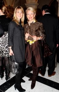 11-03-2009 SHOWBIZZ; FRANS MOLENAAR BRACHT SFEER TERUG IN HAUTE COUTURE COLLECTIE 2009. Het antwoord van Frans op de recessie is Vrolijke kleuren. Elegantie ten top afgelopen zondag in het Amstelhotel. Fleurig was het geheel en dat al voor de 87ste keer in het toch altijd weer zeer benauwde Amstel hotel. Prachtige broekpakken in  pasteltinten en de mooiste mantel pakjes. Sylvia Toth-Maya Meyer-Truus van Gaal en Marjolein van den Berg zatten dik drie kwartier te smullen van al dat moois. Kim Feenstra als de bruid mocht collega mannequin Anja gekleed in smoking  vol op de mond zoenen wat nogal een schok veroorzaakte bij het vooral vrouwelijk publiek, maar sexy was het wel.
foto: Albert den Iseger