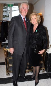 11-03-2009 SHOWBIZZ; FRANS MOLENAAR BRACHT SFEER TERUG IN HAUTE COUTURE COLLECTIE 2009. Het antwoord van Frans op de recessie is Vrolijke kleuren. Elegantie ten top afgelopen zondag in het Amstelhotel. Fleurig was het geheel en dat al voor de 87ste keer in het toch altijd weer zeer benauwde Amstel hotel. Prachtige broekpakken in  pasteltinten en de mooiste mantel pakjes. Sylvia Toth-Maya Meyer-Truus van Gaal en Marjolein van den Berg zatten dik drie kwartier te smullen van al dat moois. Kim Feenstra als de bruid mocht collega mannequin Anja gekleed in smoking  vol op de mond zoenen wat nogal een schok veroorzaakte bij het vooral vrouwelijk publiek, maar sexy was het wel.
foto: Albert den Iseger