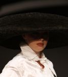 10-03-2009 SHOWBIZZ; MART VISSER LAAT IEDEREEN WEGDROMEN MET ZWOELE ZOMERMODE. Het Amsterdamse Hilton Hotel was weer top de Brood Top gevuld. Iedereen wuifde de zorgen even weg en waande zich in een tropische paradijs met wapperde zomermode. Tal van prominenten waren van de partij oa. Jan en Monique des Bouvrie- Cor en Hansje Boonstra- Hans en Irene Schreuder-Ingrid Staal-Judith Wiersma en natuurlijk Leatitia Griffith. 
foto: Albert den Iseger.