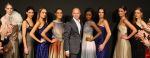 10-03-2009 SHOWBIZZ; MART VISSER LAAT IEDEREEN WEGDROMEN MET ZWOELE ZOMERMODE. Het Amsterdamse Hilton Hotel was weer top de Brood Top gevuld. Iedereen wuifde de zorgen even weg en waande zich in een tropische paradijs met wapperde zomermode. Tal van prominenten waren van de partij oa. Jan en Monique des Bouvrie- Cor en Hansje Boonstra- Hans en Irene Schreuder-Ingrid Staal-Judith Wiersma en natuurlijk Leatitia Griffith. 
foto: Albert den Iseger.