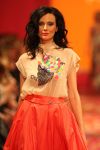 04-03-2009 SHOWBIZZ; JOS VAN RAAK GEEFT DE VOORJAARSMODE 2009 MODE EEN KLEURTJE. Meer dan 600 bezoekers zagen een fleurige en kleurige modeshow rechtstreeks uit de winkels van Jos van Raak uit Amsterdam. Bekenden kopjes sierden de roze catwalk namelijk Tooske Ragas- Georgina Verbaan - Lieke van Lexmond en Irene van der Laar waren deze avond de mannequins van Jos van Raak en brachten de mode op een sierlijke wijze aan de grote schare fans van Jos van Raak zijn mode.
foto: Albert den Iseger04-03-2009 SHOWBIZZ; JOS VAN RAAK GEEFT DE VOORJAARSMODE 2009 MODE EEN KLEURTJE. Meer dan 600 bezoekers zagen een fleurige en kleurige modeshow rechtstreeks uit de winkels van Jos van Raak uit Amsterdam. Bekenden kopjes sierden de roze catwalk namelijk Tooske Ragas- Georgina Verbaan - Lieke van Lexmond en Irene van der Laar waren deze avond de mannequins van Jos van Raak en brachten de mode op een sierlijke wijze aan de grote schare fans van Jos van Raak zijn mode.
foto: Albert den Iseger