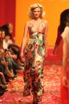 04-03-2009 SHOWBIZZ; JOS VAN RAAK GEEFT DE VOORJAARSMODE 2009 MODE EEN KLEURTJE. Meer dan 600 bezoekers zagen een fleurige en kleurige modeshow rechtstreeks uit de winkels van Jos van Raak uit Amsterdam. Bekenden kopjes sierden de roze catwalk namelijk Tooske Ragas- Georgina Verbaan - Lieke van Lexmond en Irene van der Laar waren deze avond de mannequins van Jos van Raak en brachten de mode op een sierlijke wijze aan de grote schare fans van Jos van Raak zijn mode.
foto: Albert den Iseger