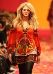04-03-2009 SHOWBIZZ; JOS VAN RAAK GEEFT DE VOORJAARSMODE 2009 MODE EEN KLEURTJE. Meer dan 600 bezoekers zagen een fleurige en kleurige modeshow rechtstreeks uit de winkels van Jos van Raak uit Amsterdam. Bekenden kopjes sierden de roze catwalk namelijk Tooske Ragas- Georgina Verbaan - Lieke van Lexmond en Irene van der Laar waren deze avond de mannequins van Jos van Raak en brachten de mode op een sierlijke wijze aan de grote schare fans van Jos van Raak zijn mode.
foto: Albert den Iseger