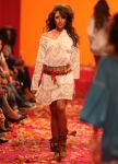 04-03-2009 SHOWBIZZ; JOS VAN RAAK GEEFT DE VOORJAARSMODE 2009 MODE EEN KLEURTJE. Meer dan 600 bezoekers zagen een fleurige en kleurige modeshow rechtstreeks uit de winkels van Jos van Raak uit Amsterdam. Bekenden kopjes sierden de roze catwalk namelijk Tooske Ragas- Georgina Verbaan - Lieke van Lexmond en Irene van der Laar waren deze avond de mannequins van Jos van Raak en brachten de mode op een sierlijke wijze aan de grote schare fans van Jos van Raak zijn mode.
foto: Albert den Iseger