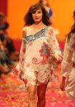 04-03-2009 SHOWBIZZ; JOS VAN RAAK GEEFT DE VOORJAARSMODE 2009 MODE EEN KLEURTJE. Meer dan 600 bezoekers zagen een fleurige en kleurige modeshow rechtstreeks uit de winkels van Jos van Raak uit Amsterdam. Bekenden kopjes sierden de roze catwalk namelijk Tooske Ragas- Georgina Verbaan - Lieke van Lexmond en Irene van der Laar waren deze avond de mannequins van Jos van Raak en brachten de mode op een sierlijke wijze aan de grote schare fans van Jos van Raak zijn mode.
foto: Albert den Iseger