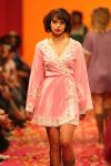 04-03-2009 SHOWBIZZ; JOS VAN RAAK GEEFT DE VOORJAARSMODE 2009 MODE EEN KLEURTJE. Meer dan 600 bezoekers zagen een fleurige en kleurige modeshow rechtstreeks uit de winkels van Jos van Raak uit Amsterdam. Bekenden kopjes sierden de roze catwalk namelijk Tooske Ragas- Georgina Verbaan - Lieke van Lexmond en Irene van der Laar waren deze avond de mannequins van Jos van Raak en brachten de mode op een sierlijke wijze aan de grote schare fans van Jos van Raak zijn mode.
foto: Albert den Iseger