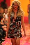 04-03-2009 SHOWBIZZ; JOS VAN RAAK GEEFT DE VOORJAARSMODE 2009 MODE EEN KLEURTJE. Meer dan 600 bezoekers zagen een fleurige en kleurige modeshow rechtstreeks uit de winkels van Jos van Raak uit Amsterdam. Bekenden kopjes sierden de roze catwalk namelijk Tooske Ragas- Georgina Verbaan - Lieke van Lexmond en Irene van der Laar waren deze avond de mannequins van Jos van Raak en brachten de mode op een sierlijke wijze aan de grote schare fans van Jos van Raak zijn mode.
foto: Albert den Iseger