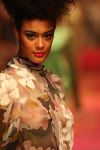 04-03-2009 SHOWBIZZ; JOS VAN RAAK GEEFT DE VOORJAARSMODE 2009 MODE EEN KLEURTJE. Meer dan 600 bezoekers zagen een fleurige en kleurige modeshow rechtstreeks uit de winkels van Jos van Raak uit Amsterdam. Bekenden kopjes sierden de roze catwalk namelijk Tooske Ragas- Georgina Verbaan - Lieke van Lexmond en Irene van der Laar waren deze avond de mannequins van Jos van Raak en brachten de mode op een sierlijke wijze aan de grote schare fans van Jos van Raak zijn mode.
foto: Albert den Iseger