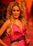 04-03-2009 SHOWBIZZ; JOS VAN RAAK GEEFT DE VOORJAARSMODE 2009 MODE EEN KLEURTJE. Meer dan 600 bezoekers zagen een fleurige en kleurige modeshow rechtstreeks uit de winkels van Jos van Raak uit Amsterdam. Bekenden kopjes sierden de roze catwalk namelijk Tooske Ragas- Georgina Verbaan - Lieke van Lexmond en Irene van der Laar waren deze avond de mannequins van Jos van Raak en brachten de mode op een sierlijke wijze aan de grote schare fans van Jos van Raak zijn mode.
foto: Albert den Iseger