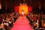 04-03-2009 SHOWBIZZ; JOS VAN RAAK GEEFT DE VOORJAARSMODE 2009 MODE EEN KLEURTJE. Meer dan 600 bezoekers zagen een fleurige en kleurige modeshow rechtstreeks uit de winkels van Jos van Raak uit Amsterdam. Bekenden kopjes sierden de roze catwalk namelijk Tooske Ragas- Georgina Verbaan - Lieke van Lexmond en Irene van der Laar waren deze avond de mannequins van Jos van Raak en brachten de mode op een sierlijke wijze aan de grote schare fans van Jos van Raak zijn mode.
foto: Albert den Iseger