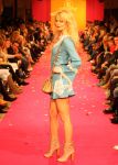 04-03-2009 SHOWBIZZ; JOS VAN RAAK GEEFT DE VOORJAARSMODE 2009 MODE EEN KLEURTJE. Meer dan 600 bezoekers zagen een fleurige en kleurige modeshow rechtstreeks uit de winkels van Jos van Raak uit Amsterdam. Bekenden kopjes sierden de roze catwalk namelijk Tooske Ragas- Georgina Verbaan - Lieke van Lexmond en Irene van der Laar waren deze avond de mannequins van Jos van Raak en brachten de mode op een sierlijke wijze aan de grote schare fans van Jos van Raak zijn mode.
foto: Albert den Iseger