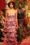 04-03-2009 SHOWBIZZ; JOS VAN RAAK GEEFT DE VOORJAARSMODE 2009 MODE EEN KLEURTJE. Meer dan 600 bezoekers zagen een fleurige en kleurige modeshow rechtstreeks uit de winkels van Jos van Raak uit Amsterdam. Bekenden kopjes sierden de roze catwalk namelijk Tooske Ragas- Georgina Verbaan - Lieke van Lexmond en Irene van der Laar waren deze avond de mannequins van Jos van Raak en brachten de mode op een sierlijke wijze aan de grote schare fans van Jos van Raak zijn mode.
foto: Albert den Iseger