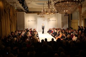 11-03-2009 SHOWBIZZ; FRANS MOLENAAR BRACHT SFEER TERUG IN HAUTE COUTURE COLLECTIE 2009. Het antwoord van Frans op de recessie is Vrolijke kleuren. Elegantie ten top afgelopen zondag in het Amstelhotel. Fleurig was het geheel en dat al voor de 87ste keer in het toch altijd weer zeer benauwde Amstel hotel. Prachtige broekpakken in  pasteltinten en de mooiste mantel pakjes. Sylvia Toth-Maya Meyer-Truus van Gaal en Marjolein van den Berg zatten dik drie kwartier te smullen van al dat moois. Kim Feenstra als de bruid mocht collega mannequin Anja gekleed in smoking  vol op de mond zoenen wat nogal een schok veroorzaakte bij het vooral vrouwelijk publiek, maar sexy was het wel.
foto: Albert den Iseger