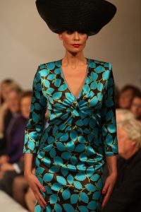 11-03-2009 SHOWBIZZ; FRANS MOLENAAR BRACHT SFEER TERUG IN HAUTE COUTURE COLLECTIE 2009. Het antwoord van Frans op de recessie is Vrolijke kleuren. Elegantie ten top afgelopen zondag in het Amstelhotel. Fleurig was het geheel en dat al voor de 87ste keer in het toch altijd weer zeer benauwde Amstel hotel. Prachtige broekpakken in  pasteltinten en de mooiste mantel pakjes. Sylvia Toth-Maya Meyer-Truus van Gaal en Marjolein van den Berg zatten dik drie kwartier te smullen van al dat moois. Kim Feenstra als de bruid mocht collega mannequin Anja gekleed in smoking  vol op de mond zoenen wat nogal een schok veroorzaakte bij het vooral vrouwelijk publiek, maar sexy was het wel.
foto: Albert den Iseger