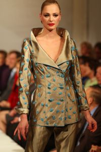 11-03-2009 SHOWBIZZ; FRANS MOLENAAR BRACHT SFEER TERUG IN HAUTE COUTURE COLLECTIE 2009. Het antwoord van Frans op de recessie is Vrolijke kleuren. Elegantie ten top afgelopen zondag in het Amstelhotel. Fleurig was het geheel en dat al voor de 87ste keer in het toch altijd weer zeer benauwde Amstel hotel. Prachtige broekpakken in  pasteltinten en de mooiste mantel pakjes. Sylvia Toth-Maya Meyer-Truus van Gaal en Marjolein van den Berg zatten dik drie kwartier te smullen van al dat moois. Kim Feenstra als de bruid mocht collega mannequin Anja gekleed in smoking  vol op de mond zoenen wat nogal een schok veroorzaakte bij het vooral vrouwelijk publiek, maar sexy was het wel.
foto: Albert den Iseger