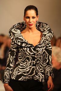 11-03-2009 SHOWBIZZ; FRANS MOLENAAR BRACHT SFEER TERUG IN HAUTE COUTURE COLLECTIE 2009. Het antwoord van Frans op de recessie is Vrolijke kleuren. Elegantie ten top afgelopen zondag in het Amstelhotel. Fleurig was het geheel en dat al voor de 87ste keer in het toch altijd weer zeer benauwde Amstel hotel. Prachtige broekpakken in  pasteltinten en de mooiste mantel pakjes. Sylvia Toth-Maya Meyer-Truus van Gaal en Marjolein van den Berg zatten dik drie kwartier te smullen van al dat moois. Kim Feenstra als de bruid mocht collega mannequin Anja gekleed in smoking  vol op de mond zoenen wat nogal een schok veroorzaakte bij het vooral vrouwelijk publiek, maar sexy was het wel.
foto: Albert den Iseger
