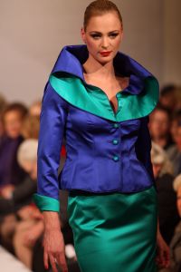 11-03-2009 SHOWBIZZ; FRANS MOLENAAR BRACHT SFEER TERUG IN HAUTE COUTURE COLLECTIE 2009. Het antwoord van Frans op de recessie is Vrolijke kleuren. Elegantie ten top afgelopen zondag in het Amstelhotel. Fleurig was het geheel en dat al voor de 87ste keer in het toch altijd weer zeer benauwde Amstel hotel. Prachtige broekpakken in  pasteltinten en de mooiste mantel pakjes. Sylvia Toth-Maya Meyer-Truus van Gaal en Marjolein van den Berg zatten dik drie kwartier te smullen van al dat moois. Kim Feenstra als de bruid mocht collega mannequin Anja gekleed in smoking  vol op de mond zoenen wat nogal een schok veroorzaakte bij het vooral vrouwelijk publiek, maar sexy was het wel.
foto: Albert den Iseger